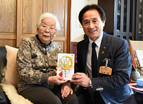 100歳の長寿を祝う（七日市町　三宅弘子さん）の画像2