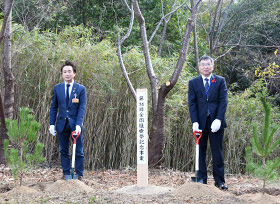 「木製地球儀」の巡回展示セレモニー及び記念植樹（西江原町地内　おかやま共生の森）の画像1