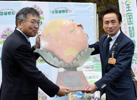 「木製地球儀」の巡回展示セレモニー及び記念植樹（西江原町地内　おかやま共生の森）の画像2