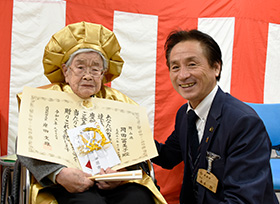 100歳の長寿を祝う（美星町 岡田冨美子さん）の画像1