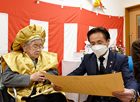 100歳の長寿を祝う（美星町 岡田冨美子さん）の画像2