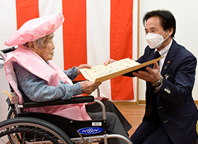 100歳の長寿を祝う（芳井町 河合スミエさん）の画像2