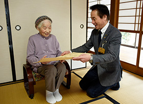 100歳の長寿を祝う（大江町 平本文香さん）の画像1