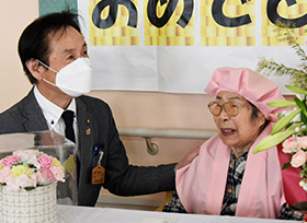 100歳の長寿を祝う（芳井町 伊藤妙子さん）の画像1