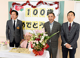 100歳の長寿を祝う（芳井町 伊藤妙子さん）の画像2